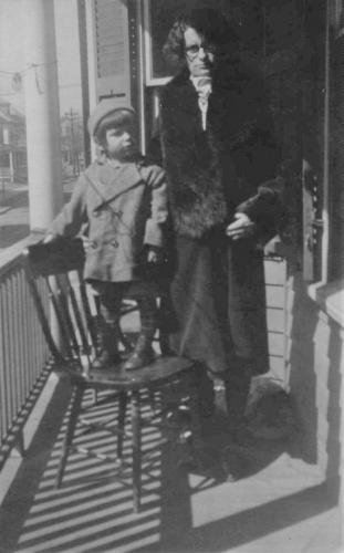 Eva Levasseur (Alphonse Levasseur et Odina Boucher) avec son fils, Yves Ouellet