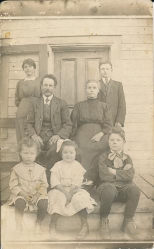 Famille Alphonse Levasseur et Odina Boucher avec 5 de leurs 12 enfants.
