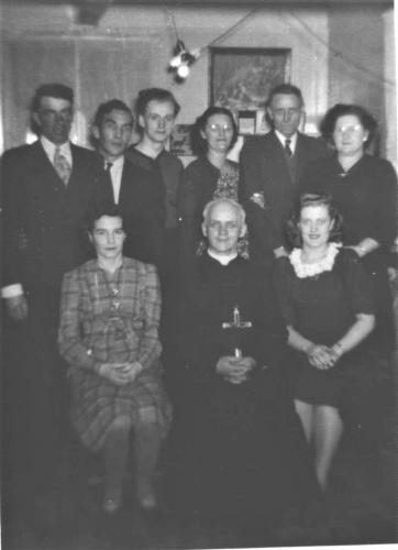 Famille Ouellet Levasseur et le Père Léon vers 1948.