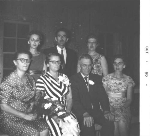 Famille William Ouellet et Marie-Eugénie Levasseur en octobre 1960.