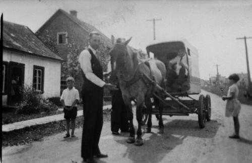 Joseph Levasseur (Alphonse) avec voiture à cheval.
